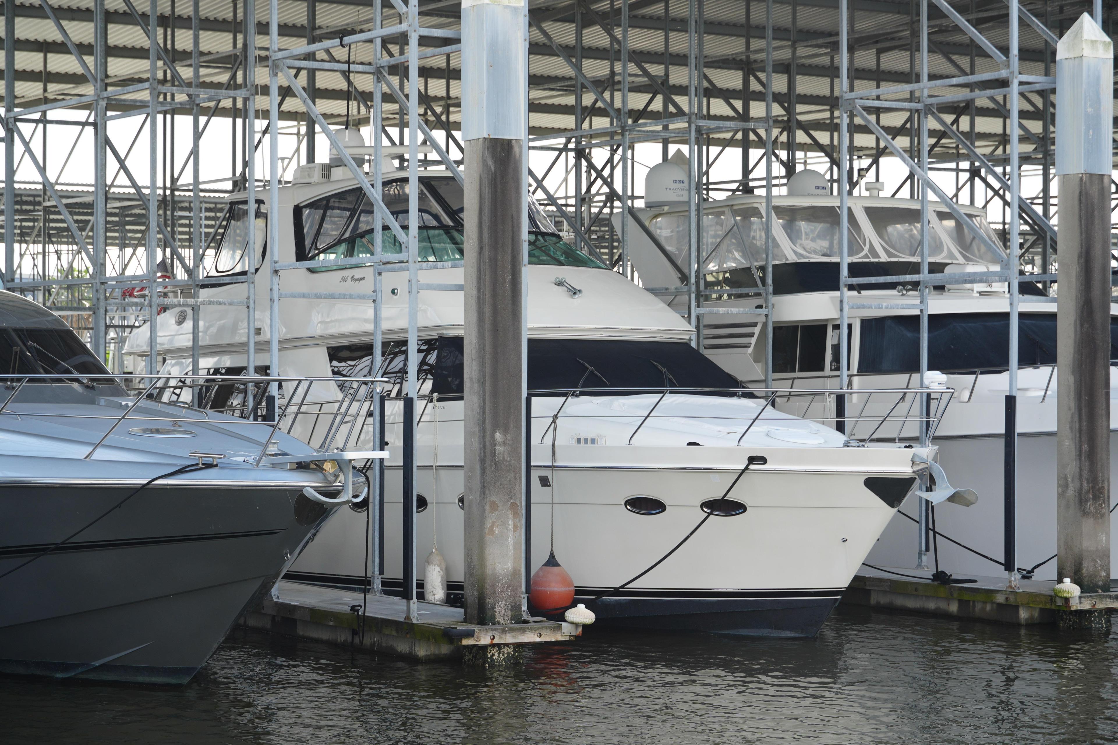 Carver 560 Voyager