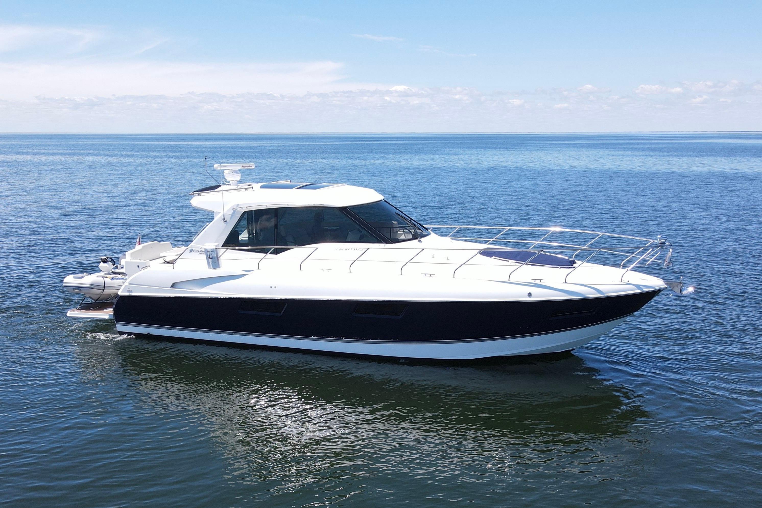 Cruisers Yachts 48 Cantius