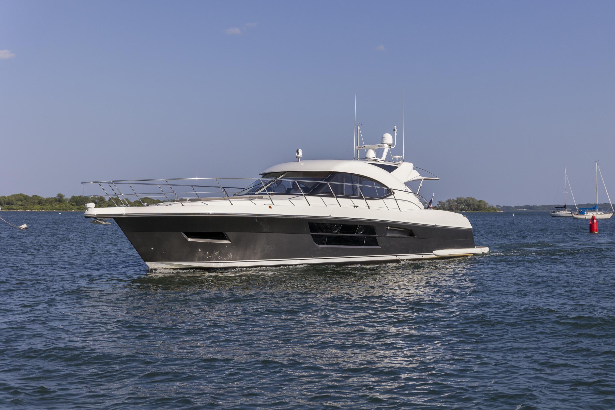 Riviera 5000 Sport Yacht