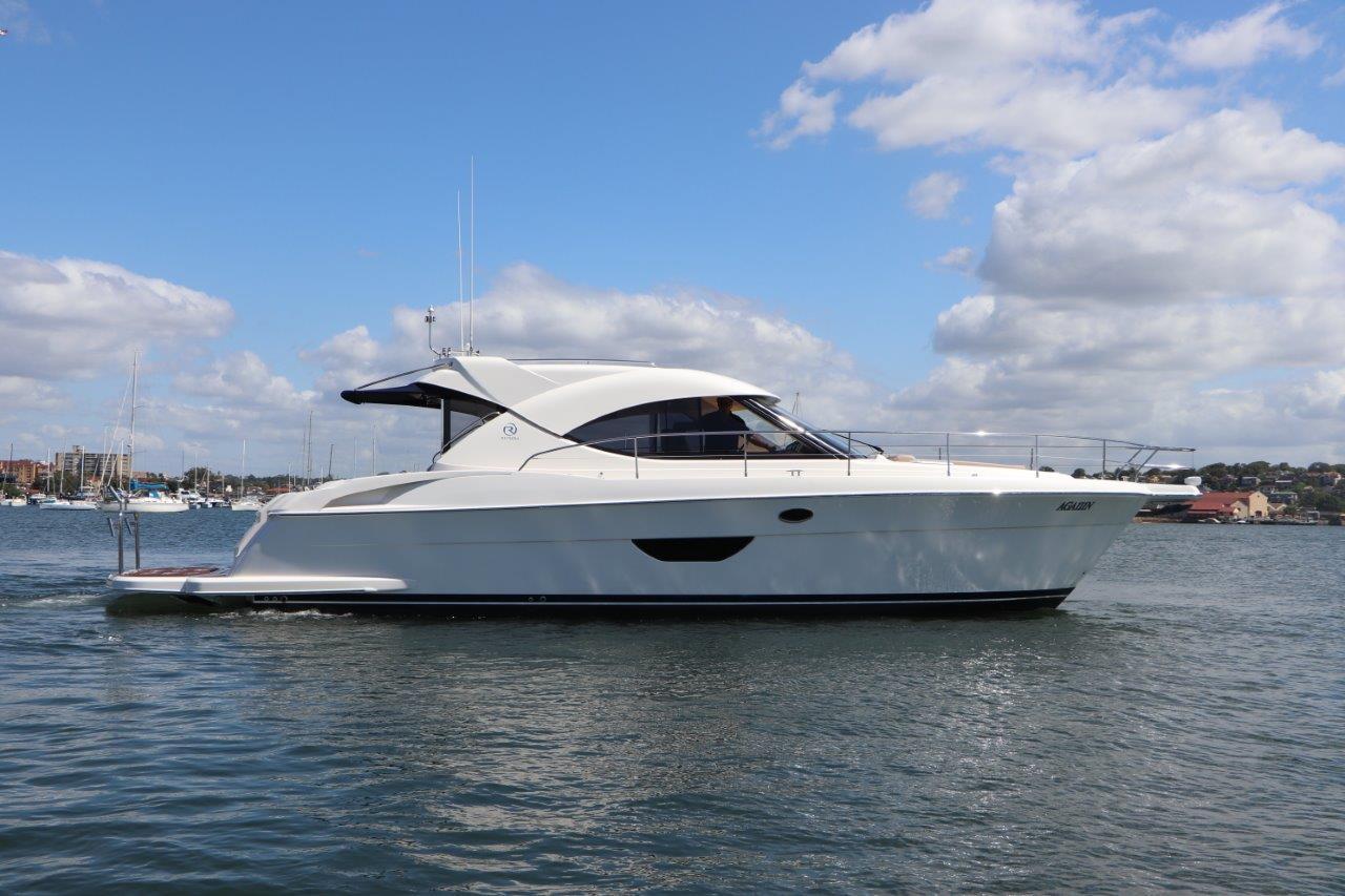 Riviera 4400 Sport Yacht