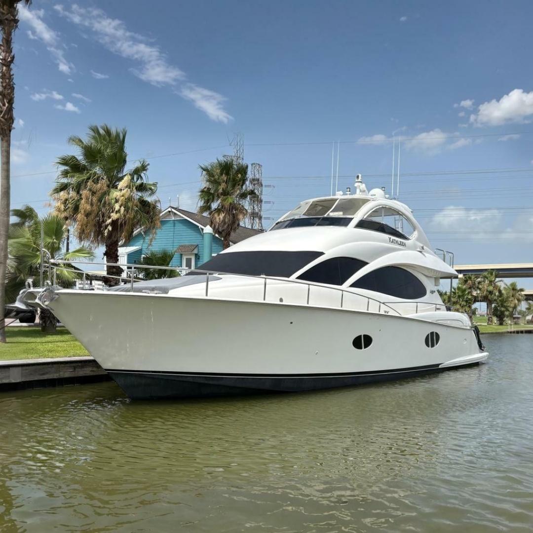 Lazzara 74 Motor Yacht