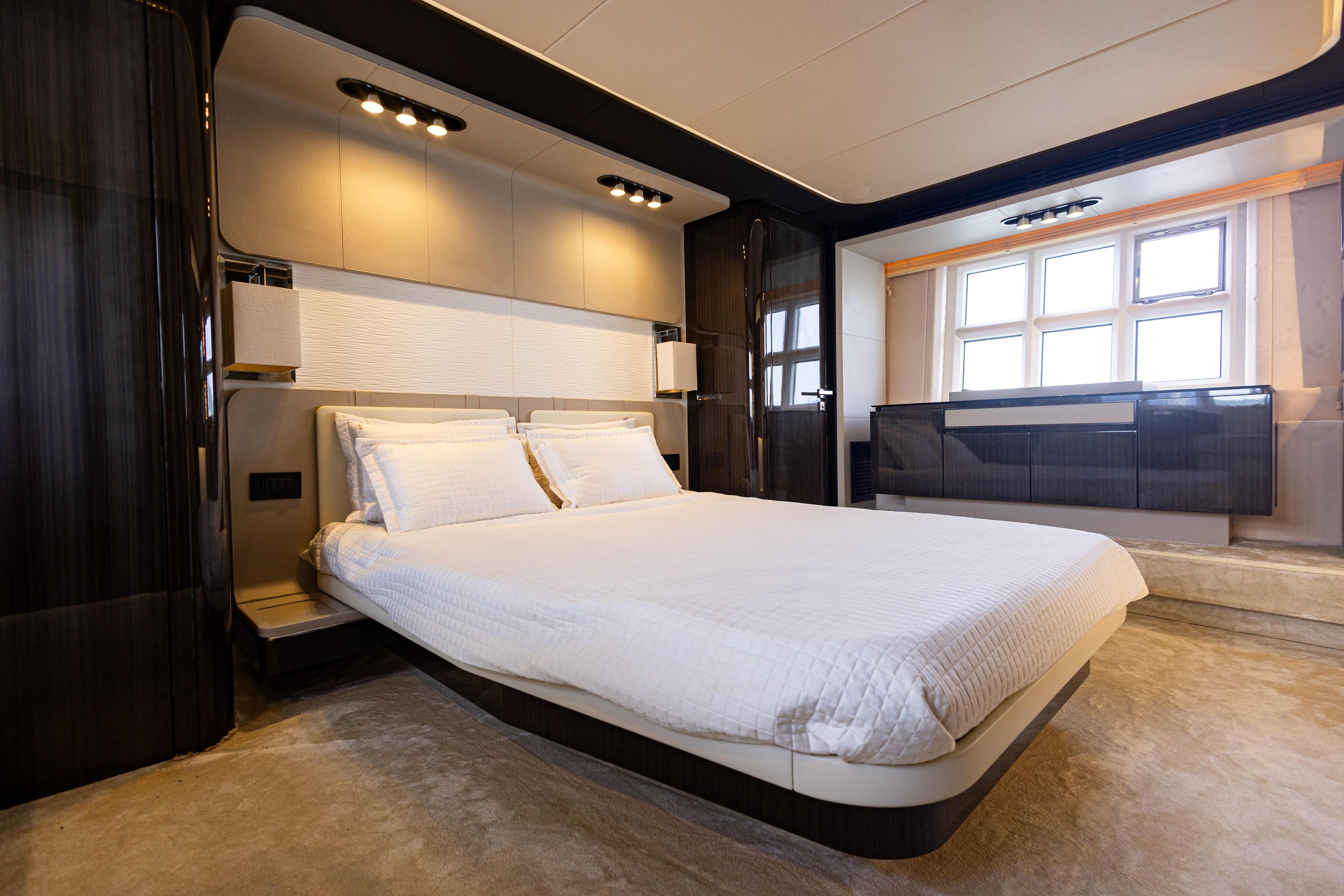 Azimut 77S