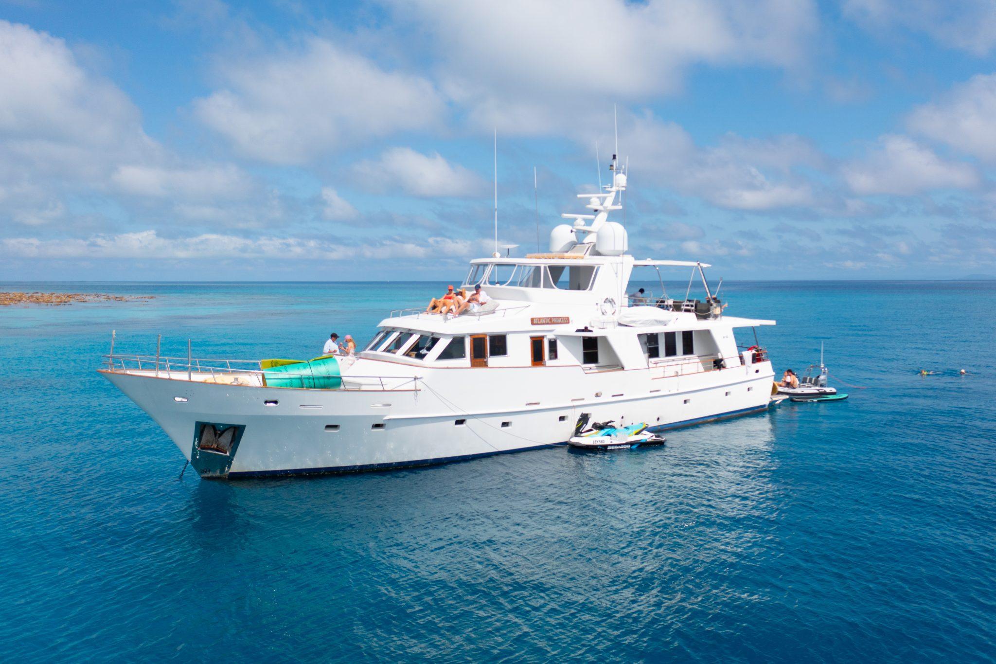 86' LONG RANGE MOTOR YACHT