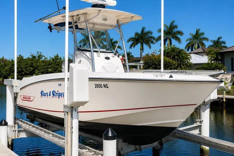 Boston Whaler 240 Outrage
