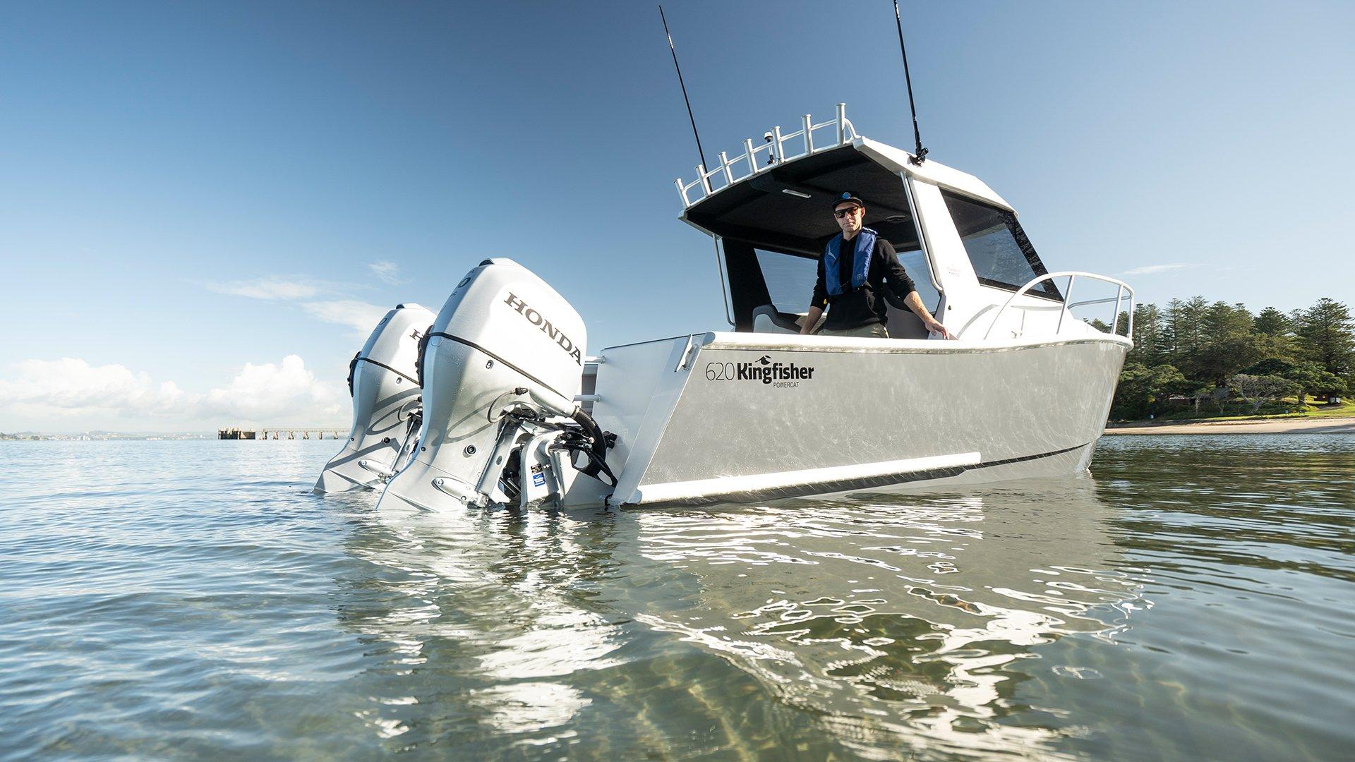 Kingfisher Boats 620 Hardtop Powercat