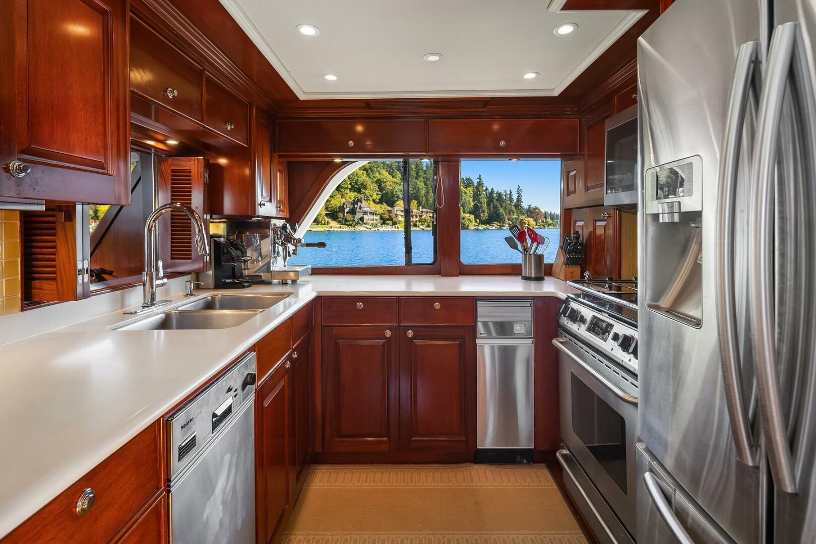 Thumbnail 13 - Rayburn Custom Yachts Flush Deck