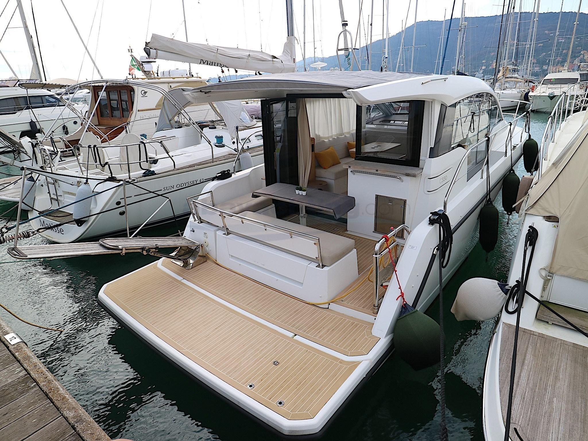 Sealine Yachts C330