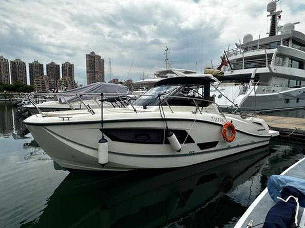Quicksilver Activ 875 Sundeck