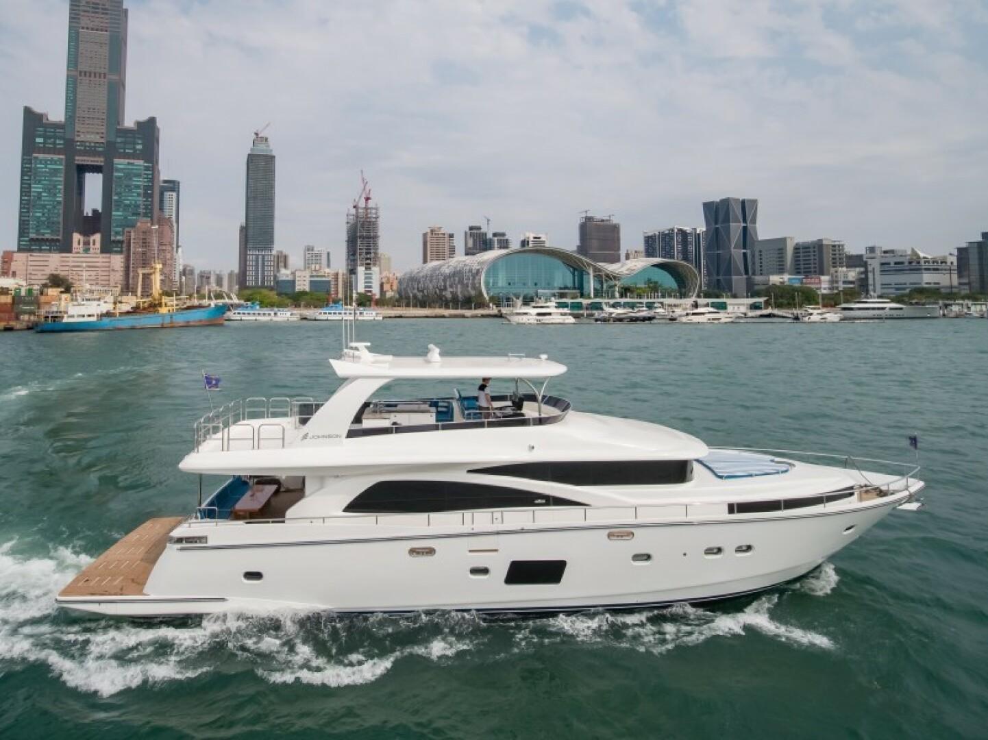 Flybridge w/Hydraulic Platform