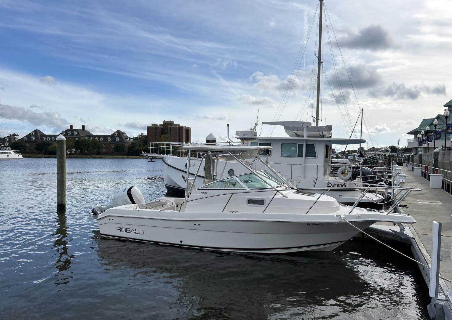 Robalo R235 Walkaround