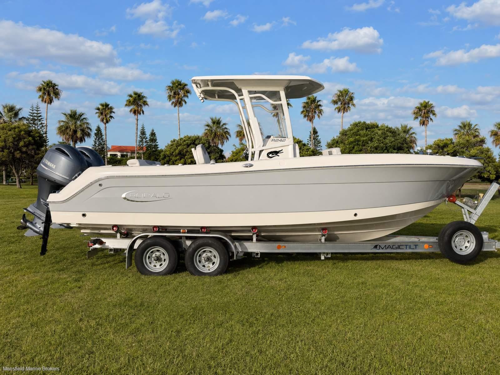 Robalo R242 Explorer