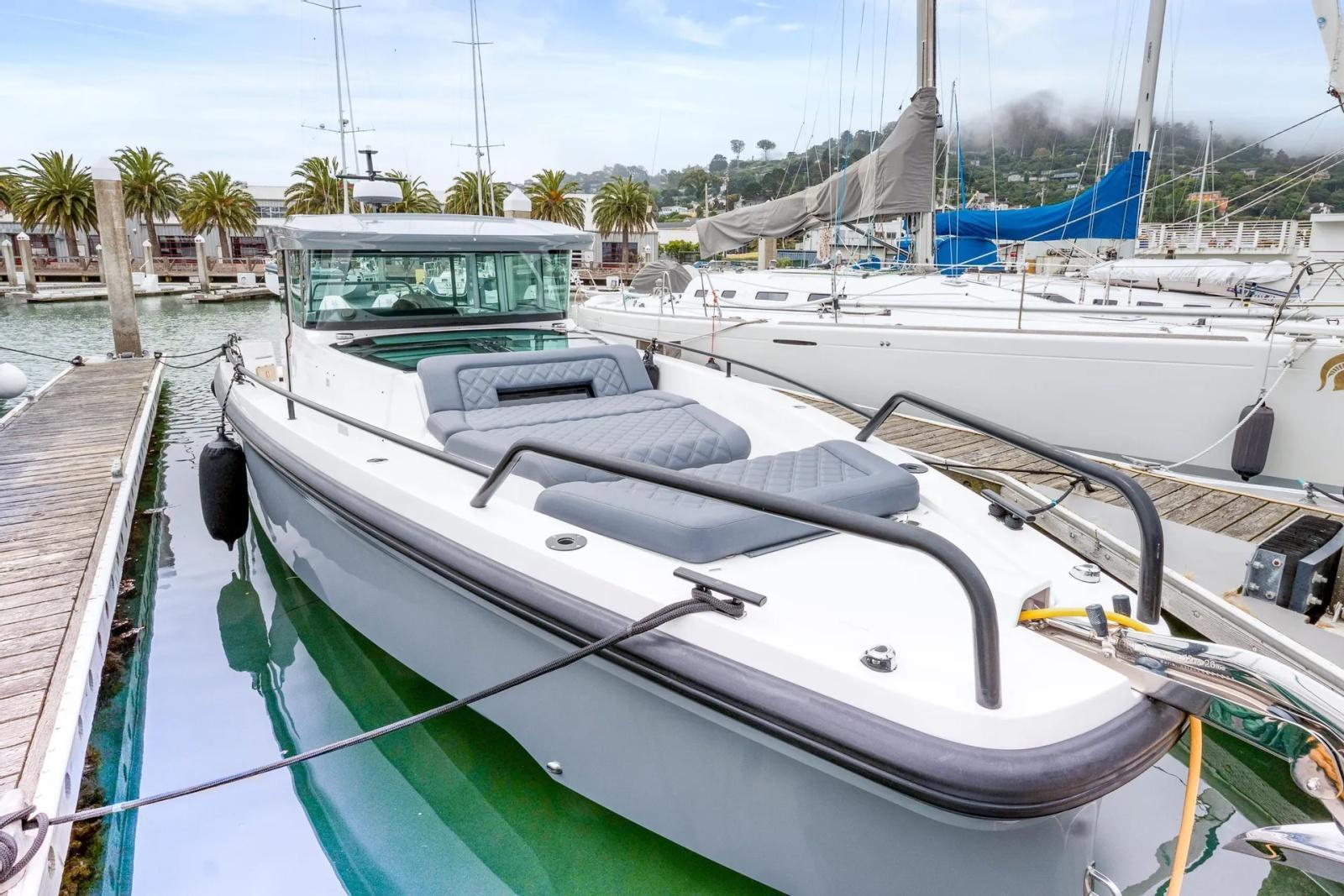 Axopar 37XC Cross Cabin