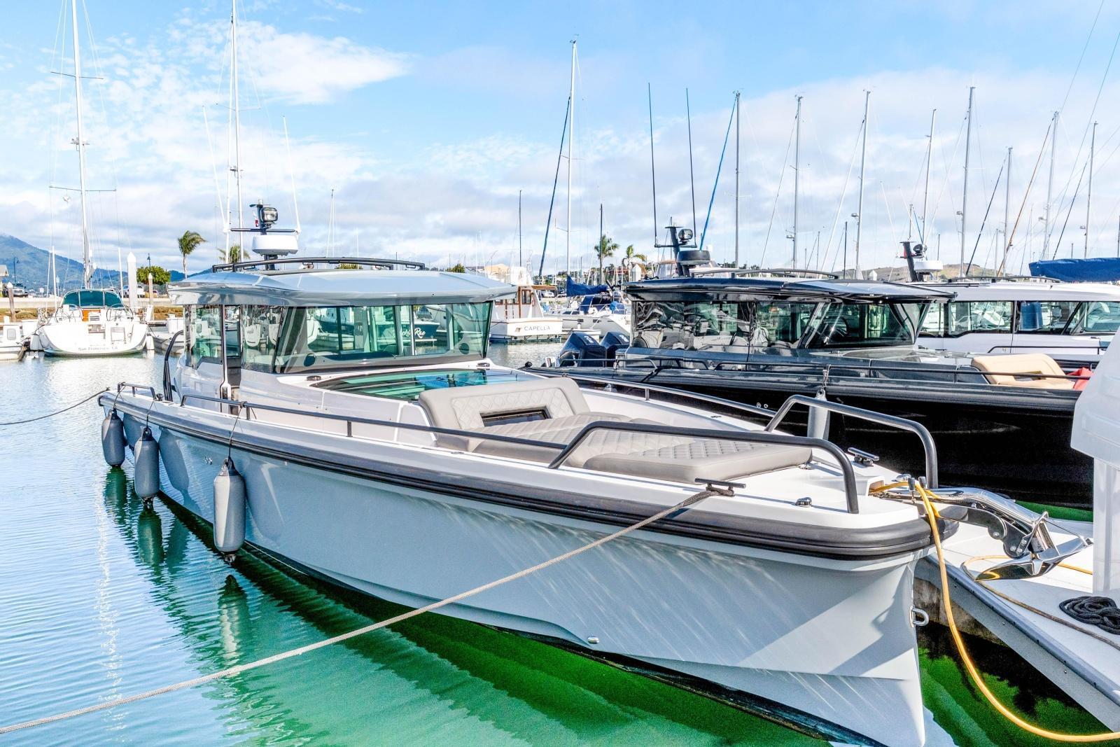 Axopar 37XC Cross Cabin