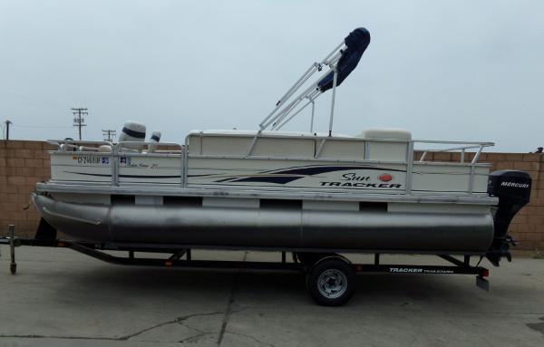 Tracker 21 Fishin Barge Pontoon