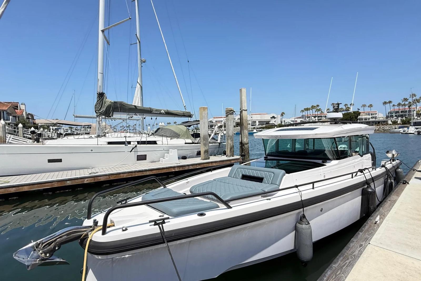Axopar 37XC Cross Cabin