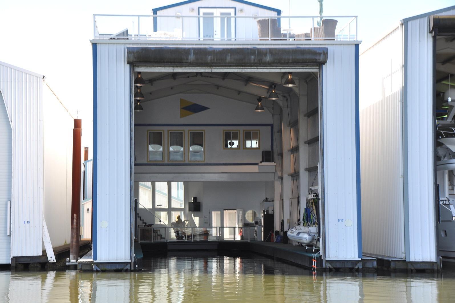 2004 Custom 103 Boat House for sale